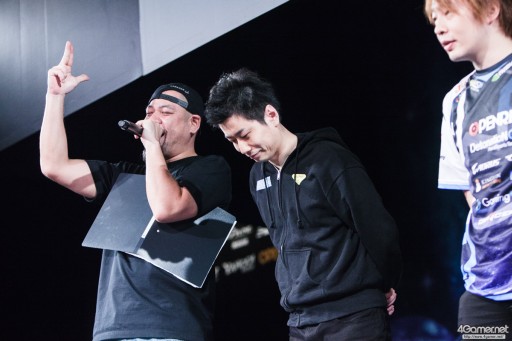 画像ギャラリー No.042のサムネイル画像 / CyberZのe-Sportsイベント「RAGE Vol.4 GRAND FINALS」，「ストリートファイターV」部門フォトレポート。優勝はふ〜ど選手の手に