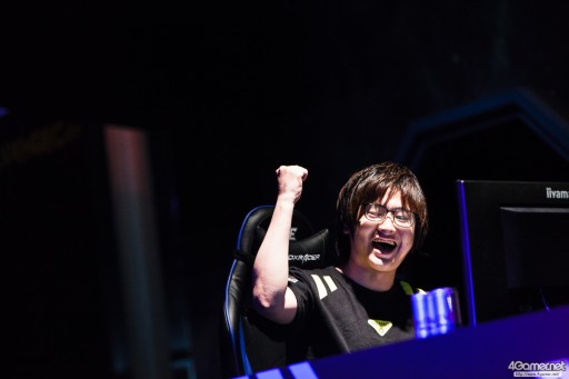 画像ギャラリー No.050のサムネイル画像 / CyberZのe-Sportsイベント「RAGE Vol.4 GRAND FINALS」，「ストリートファイターV」部門フォトレポート。優勝はふ〜ど選手の手に