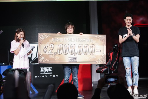 画像ギャラリー No.051のサムネイル画像 / CyberZのe-Sportsイベント「RAGE Vol.4 GRAND FINALS」，「ストリートファイターV」部門フォトレポート。優勝はふ〜ど選手の手に