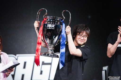 画像ギャラリー No.053のサムネイル画像 / CyberZのe-Sportsイベント「RAGE Vol.4 GRAND FINALS」，「ストリートファイターV」部門フォトレポート。優勝はふ〜ど選手の手に