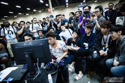 画像ギャラリー No.061のサムネイル画像 / ［EVO2017］本日EVO2017開幕。「ストV」など7タイトルの予選が行われる初日Twitterまとめ。「KOF XIV」は決勝戦まで