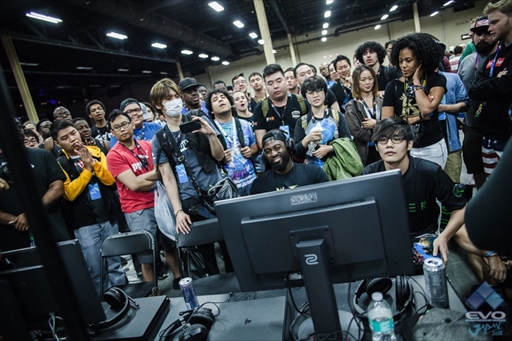 画像ギャラリー No.033のサムネイル画像 / ［EVO2017］「GGXrd R2」など3タイトルの優勝者が決定した2日目Twitterまとめ。「ストV」や「BBCF」では最終日への生き残りをかけた激戦が続いた
