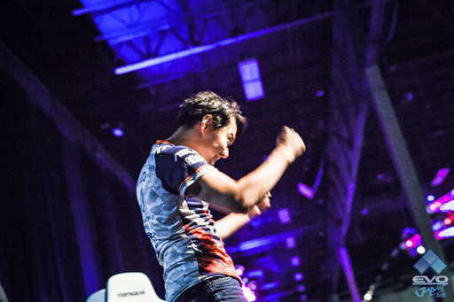 画像ギャラリー No.055のサムネイル画像 / ［EVO2017］「GGXrd R2」など3タイトルの優勝者が決定した2日目Twitterまとめ。「ストV」や「BBCF」では最終日への生き残りをかけた激戦が続いた