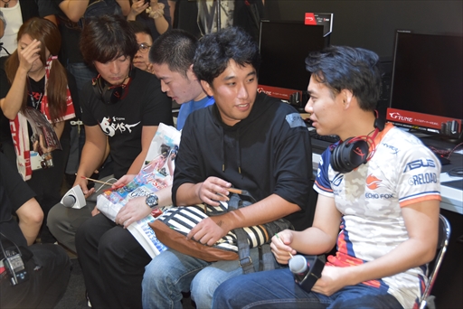 画像ギャラリー No.006のサムネイル画像 / ［TGS 2017］ウメハラ選手とときど選手のエキシビションマッチも実現！　HyperXブース「ストV」イベントレポート