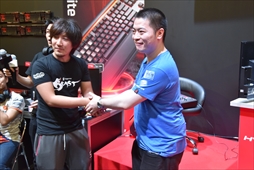 画像ギャラリー No.021のサムネイル画像 / ［TGS 2017］ウメハラ選手とときど選手のエキシビションマッチも実現！　HyperXブース「ストV」イベントレポート