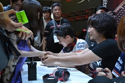画像ギャラリー No.029のサムネイル画像 / ［TGS 2017］ウメハラ選手とときど選手のエキシビションマッチも実現！　HyperXブース「ストV」イベントレポート