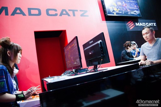 画像ギャラリー No.008のサムネイル画像 / ［TGS 2015］世界大会へのチケットはだしお選手の手に！ 超ハイレベルな戦いが展開された「ウルトラストリートファイターIV 日本大会」Twitter実況まとめ