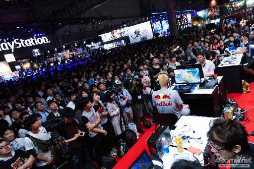 画像ギャラリー No.039のサムネイル画像 / ［TGS 2015］世界大会へのチケットはだしお選手の手に！ 超ハイレベルな戦いが展開された「ウルトラストリートファイターIV 日本大会」Twitter実況まとめ