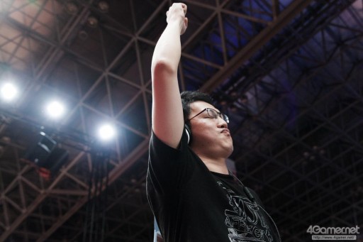 画像ギャラリー No.043のサムネイル画像 / ［TGS 2015］世界大会へのチケットはだしお選手の手に！ 超ハイレベルな戦いが展開された「ウルトラストリートファイターIV 日本大会」Twitter実況まとめ