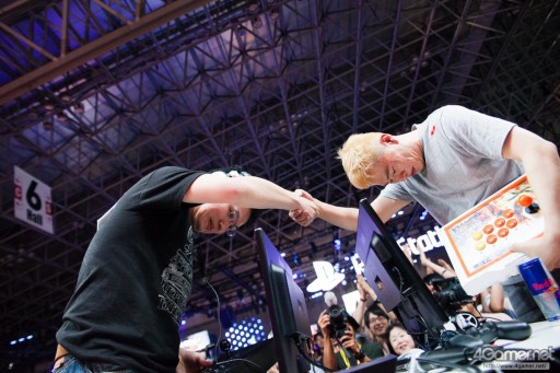 画像ギャラリー No.044のサムネイル画像 / ［TGS 2015］世界大会へのチケットはだしお選手の手に！ 超ハイレベルな戦いが展開された「ウルトラストリートファイターIV 日本大会」Twitter実況まとめ