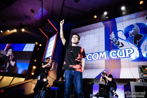 画像ギャラリー No.001のサムネイル画像 / 【速報】ウルIV世界大会「Capcom Cup Finals 2015」,優勝はかずのこ選手。優勝賞金1500万円を獲得。準優勝はウメハラ選手に
