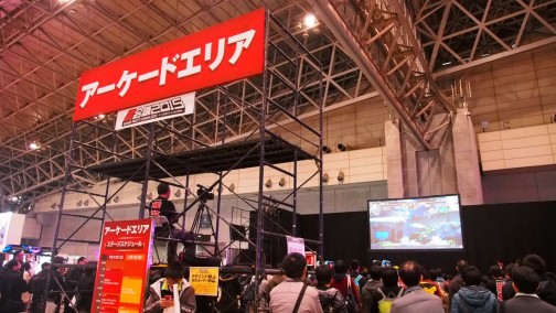 画像ギャラリー No.010のサムネイル画像 / 格ゲー大会で盛り上がった闘会議2015のアーケードブース。三世村正が参戦した「ニトロプラス ブラスターズ」のロケテストも大盛況