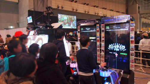 画像ギャラリー No.011のサムネイル画像 / 格ゲー大会で盛り上がった闘会議2015のアーケードブース。三世村正が参戦した「ニトロプラス ブラスターズ」のロケテストも大盛況