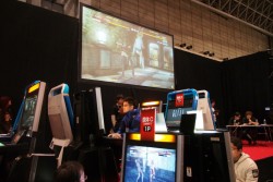 画像ギャラリー No.015のサムネイル画像 / 格ゲー大会で盛り上がった闘会議2015のアーケードブース。三世村正が参戦した「ニトロプラス ブラスターズ」のロケテストも大盛況
