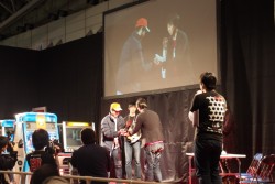 画像ギャラリー No.016のサムネイル画像 / 格ゲー大会で盛り上がった闘会議2015のアーケードブース。三世村正が参戦した「ニトロプラス ブラスターズ」のロケテストも大盛況