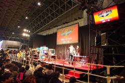 画像ギャラリー No.017のサムネイル画像 / 格ゲー大会で盛り上がった闘会議2015のアーケードブース。三世村正が参戦した「ニトロプラス ブラスターズ」のロケテストも大盛況