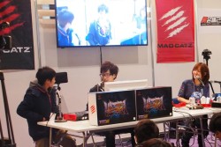 画像ギャラリー No.018のサムネイル画像 / 格ゲー大会で盛り上がった闘会議2015のアーケードブース。三世村正が参戦した「ニトロプラス ブラスターズ」のロケテストも大盛況