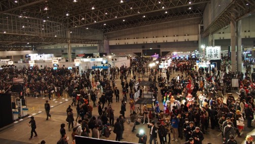 画像ギャラリー No.020のサムネイル画像 / 格ゲー大会で盛り上がった闘会議2015のアーケードブース。三世村正が参戦した「ニトロプラス ブラスターズ」のロケテストも大盛況