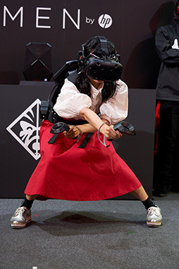 画像ギャラリー No.019のサムネイル画像 / ［TGS 2017］でんぱ組.incのゲーマー古川未鈴さん，HPの背負えるPCでVRゲームを躍動感たっぷりにプレイ