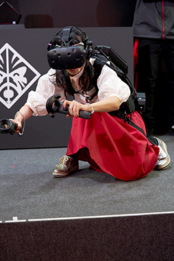 画像ギャラリー No.024のサムネイル画像 / ［TGS 2017］でんぱ組.incのゲーマー古川未鈴さん，HPの背負えるPCでVRゲームを躍動感たっぷりにプレイ
