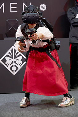 画像ギャラリー No.025のサムネイル画像 / ［TGS 2017］でんぱ組.incのゲーマー古川未鈴さん，HPの背負えるPCでVRゲームを躍動感たっぷりにプレイ