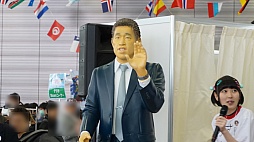 画像ギャラリー No.019のサムネイル画像 / IKD氏等身大フィギュアの横でブルマが飛び交った。「ケイブ祭りが大運動会 〜汗と涙とブルマ〜」の模様をレポート