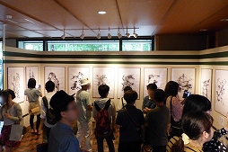 画像ギャラリー No.016のサムネイル画像 / 「戦国BASARA」とコラボレーションした特別展「戦国図鑑−Cool Basara Style−」で行われた，墨絵アーティスト西元祐貴氏のライブパフォーマンスをレポート
