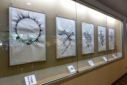 画像ギャラリー No.017のサムネイル画像 / 「戦国BASARA」とコラボレーションした特別展「戦国図鑑−Cool Basara Style−」で行われた，墨絵アーティスト西元祐貴氏のライブパフォーマンスをレポート