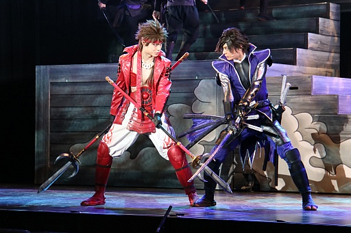 画像ギャラリー No.005のサムネイル画像 / 「斬劇『戦国BASARA4 皇』本能寺の変」の公演がスタート。ゲームのアクションを再現すべく，さらにパワーアップした殺陣を確認できたゲネプロの模様をレポート