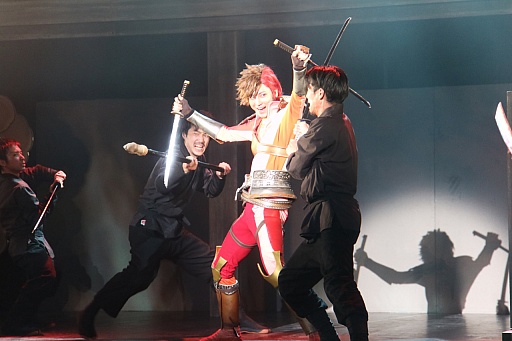 画像ギャラリー No.007のサムネイル画像 / 「斬劇『戦国BASARA4 皇』本能寺の変」の公演がスタート。ゲームのアクションを再現すべく，さらにパワーアップした殺陣を確認できたゲネプロの模様をレポート
