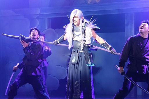 画像ギャラリー No.008のサムネイル画像 / 「斬劇『戦国BASARA4 皇』本能寺の変」の公演がスタート。ゲームのアクションを再現すべく，さらにパワーアップした殺陣を確認できたゲネプロの模様をレポート