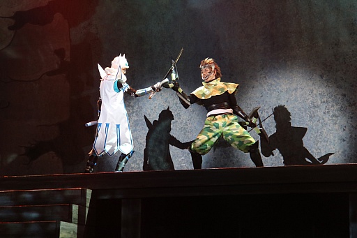 画像ギャラリー No.012のサムネイル画像 / 「斬劇『戦国BASARA4 皇』本能寺の変」の公演がスタート。ゲームのアクションを再現すべく，さらにパワーアップした殺陣を確認できたゲネプロの模様をレポート