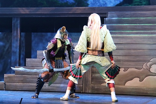 画像ギャラリー No.015のサムネイル画像 / 「斬劇『戦国BASARA4 皇』本能寺の変」の公演がスタート。ゲームのアクションを再現すべく，さらにパワーアップした殺陣を確認できたゲネプロの模様をレポート