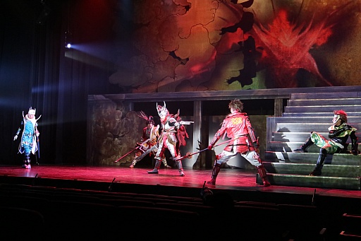 画像ギャラリー No.017のサムネイル画像 / 「斬劇『戦国BASARA4 皇』本能寺の変」の公演がスタート。ゲームのアクションを再現すべく，さらにパワーアップした殺陣を確認できたゲネプロの模様をレポート