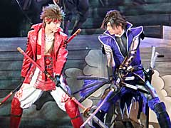 「斬劇『戦国BASARA4 皇』本能寺の変」の公演がスタート。ゲームのアクションを再現すべく，さらにパワーアップした殺陣を確認できたゲネプロの模様をレポート