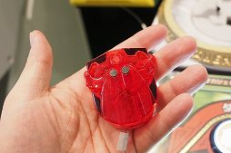 画像ギャラリー No.012のサムネイル画像 / ［JAEPO 2015］人気キッズ向けカードゲームが堂々復活。哀川 翔さんも太鼓判を押した「新甲虫王者ムシキング」ステージをレポート