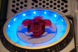 画像ギャラリー No.013のサムネイル画像 / ［JAEPO 2015］人気キッズ向けカードゲームが堂々復活。哀川 翔さんも太鼓判を押した「新甲虫王者ムシキング」ステージをレポート
