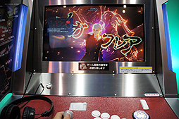 画像ギャラリー No.012のサムネイル画像 / ［JAEPO2015］「スクール オブ ラグナロク」ステージ＆プレイレポート。ギャルでアメリカンでガスマスクな学園神「ルーシー」の参戦が発表