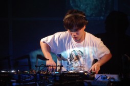 画像ギャラリー No.011のサムネイル画像 / 「crossbeats REV. SHARING DJ PARTY -2017 SPRING-」フォトレポート。8名のアーティスト陣が4時間以上にわたり熱いライブを繰り広げる