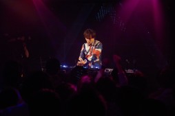 画像ギャラリー No.012のサムネイル画像 / 「crossbeats REV. SHARING DJ PARTY -2017 SPRING-」フォトレポート。8名のアーティスト陣が4時間以上にわたり熱いライブを繰り広げる