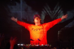 画像ギャラリー No.026のサムネイル画像 / 「crossbeats REV. SHARING DJ PARTY -2017 SPRING-」フォトレポート。8名のアーティスト陣が4時間以上にわたり熱いライブを繰り広げる