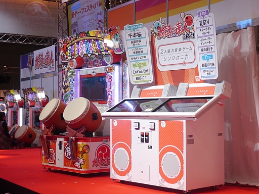 画像ギャラリー No.002のサムネイル画像 / ［JAEPO2015］直感的に遊べる「シンクロニカ」や，小林幸子さんとコラボする「太鼓の達人 ムラサキVer.」など，バンダイナムコゲームスの音ゲーに要注目