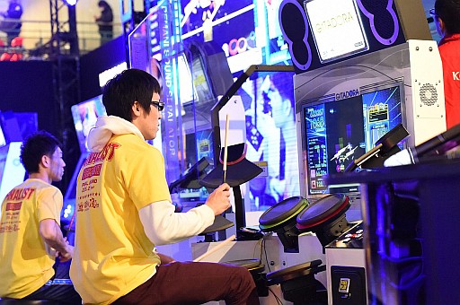 画像ギャラリー No.018のサムネイル画像 / 新たなBEMANI王者達が誕生。最高峰の戦いが繰り広げられた「The 4th KONAMI Arcade Championship」フォトレポート