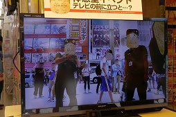 画像ギャラリー No.010のサムネイル画像 / 道行く人の顔を「力士シール」が侵食! 「CHAOS;CHILD」の“ユーザー体感型イベント”をレポート