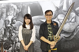 画像ギャラリー No.010のサムネイル画像 / 超巨大黒板に描かれた「ドラゴンクエストヒーローズII」のモンスターを堀井雄二氏が討伐。「かいしんの一撃」でモンスターが消え去った!