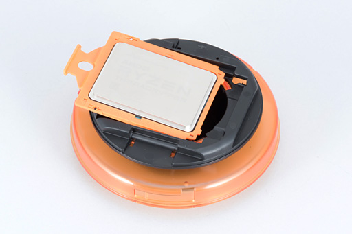 画像ギャラリー No.034のサムネイル画像 / 「Ryzen Threadripper」到着! これまでにない製品ボックスと,アイデア賞モノのCPU取り付け方法を見てみよう