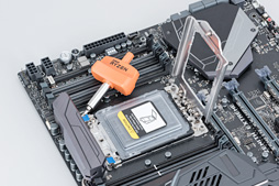 画像ギャラリー No.039のサムネイル画像 / 「Ryzen Threadripper」到着! これまでにない製品ボックスと,アイデア賞モノのCPU取り付け方法を見てみよう