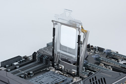 画像ギャラリー No.042のサムネイル画像 / 「Ryzen Threadripper」到着! これまでにない製品ボックスと,アイデア賞モノのCPU取り付け方法を見てみよう