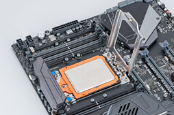 画像ギャラリー No.046のサムネイル画像 / 「Ryzen Threadripper」到着! これまでにない製品ボックスと,アイデア賞モノのCPU取り付け方法を見てみよう