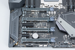画像ギャラリー No.055のサムネイル画像 / 「Ryzen Threadripper」到着! これまでにない製品ボックスと,アイデア賞モノのCPU取り付け方法を見てみよう